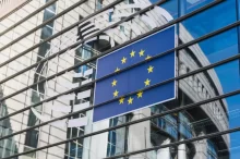 Vlajka Evropské unie na budově Evropského parlamentu