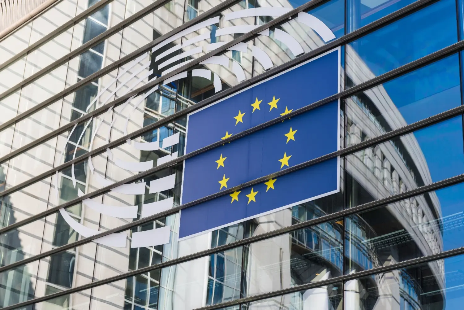 Vlajka Evropské unie na budově Evropského parlamentu