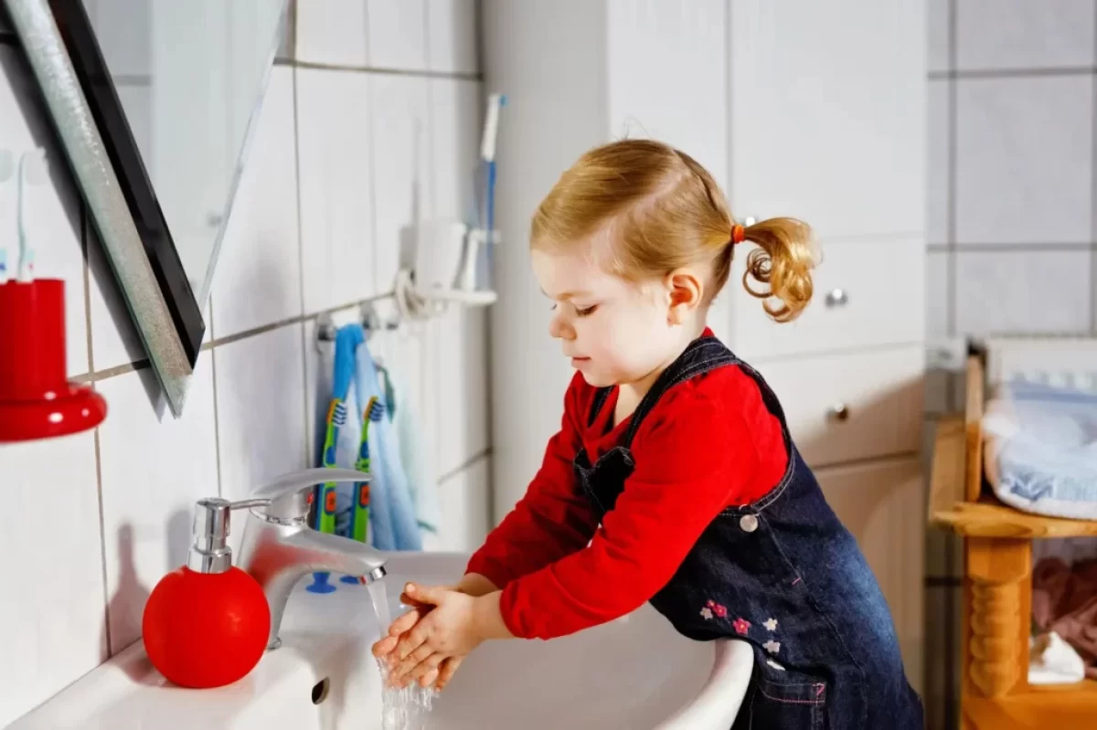 dítě si myje ruce vodou
