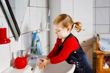 dítě si myje ruce vodou