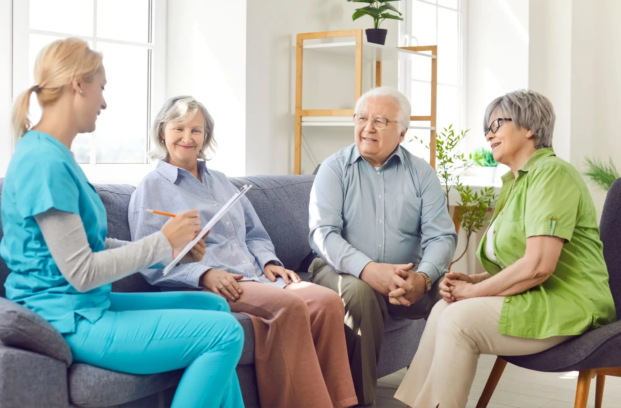 Shutterstock_2473869757 - Techsvět Pečovatelka ve společnosti tří seniorů