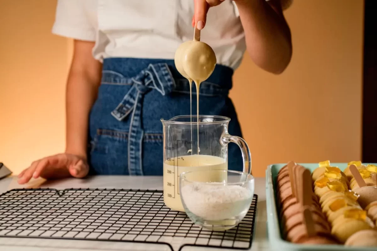 Žena máčí dezert v polevě