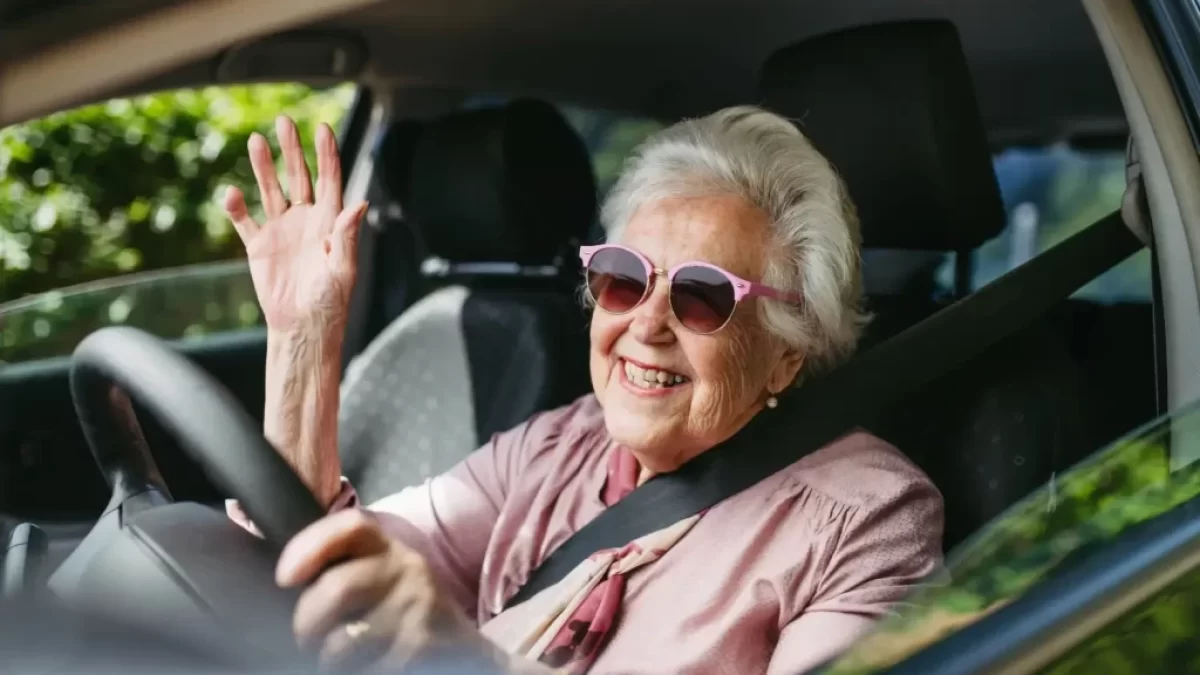 Seniorka bezstarostrně řídí auto