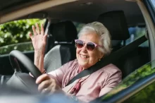 Seniorka bezstarostrně řídí auto