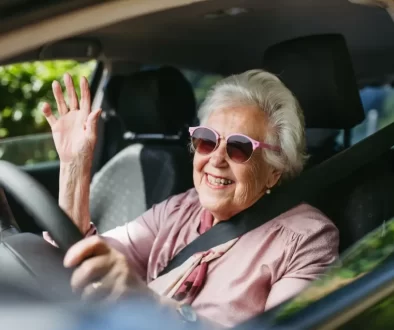 Seniorka bezstarostrně řídí auto