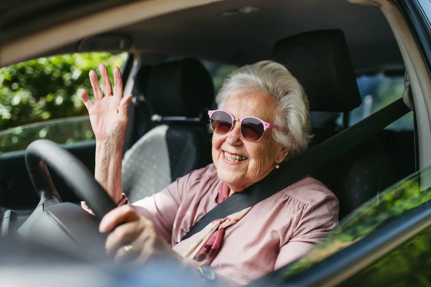 Seniorka bezstarostrně řídí auto