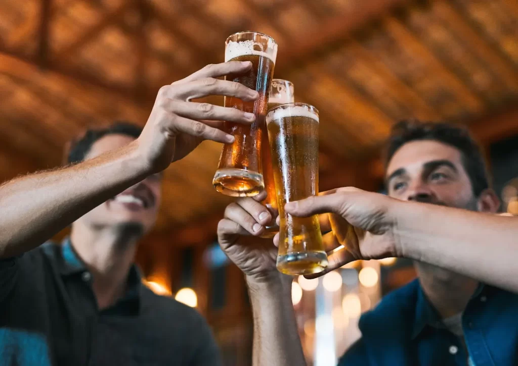 Shutterstock_2485558837 - Techsvět Lidé pijí pivo