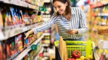Žena nakupuje potraviny