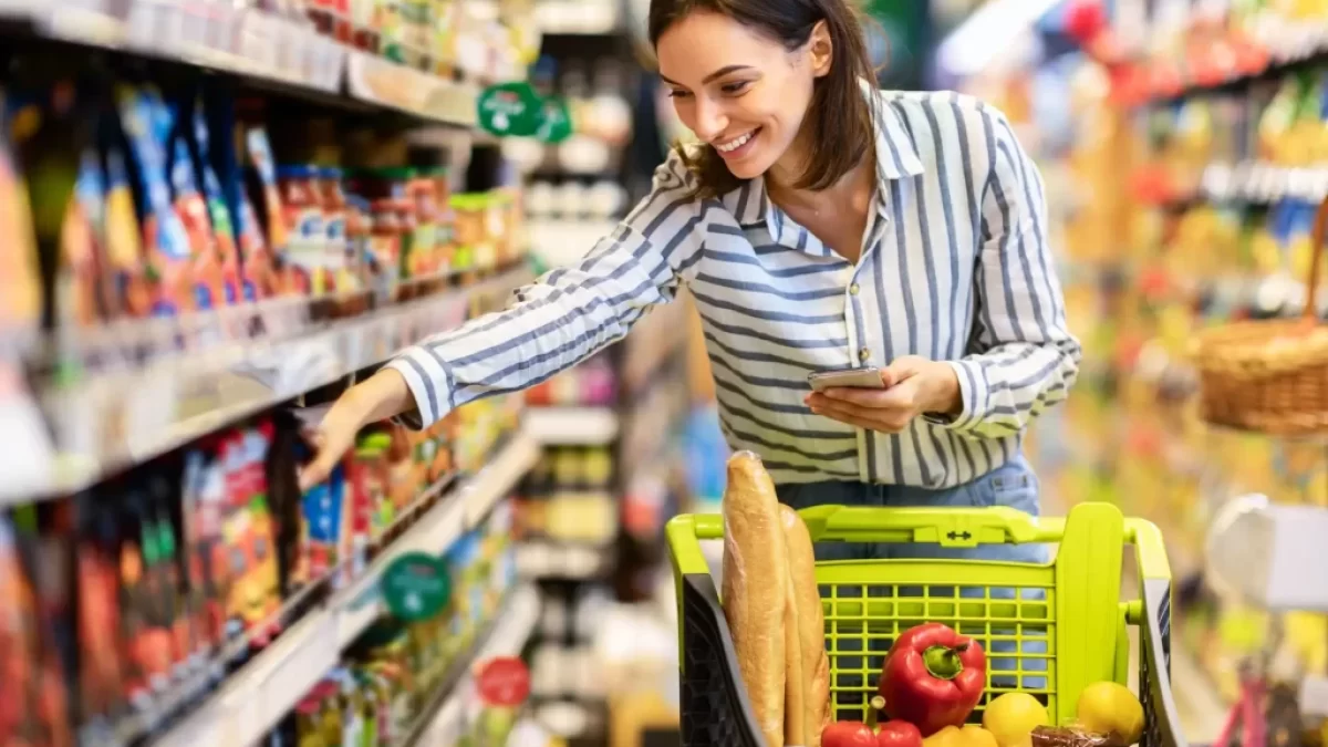 Žena nakupuje v supermarketu