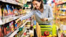 Žena nakupuje v supermarketu