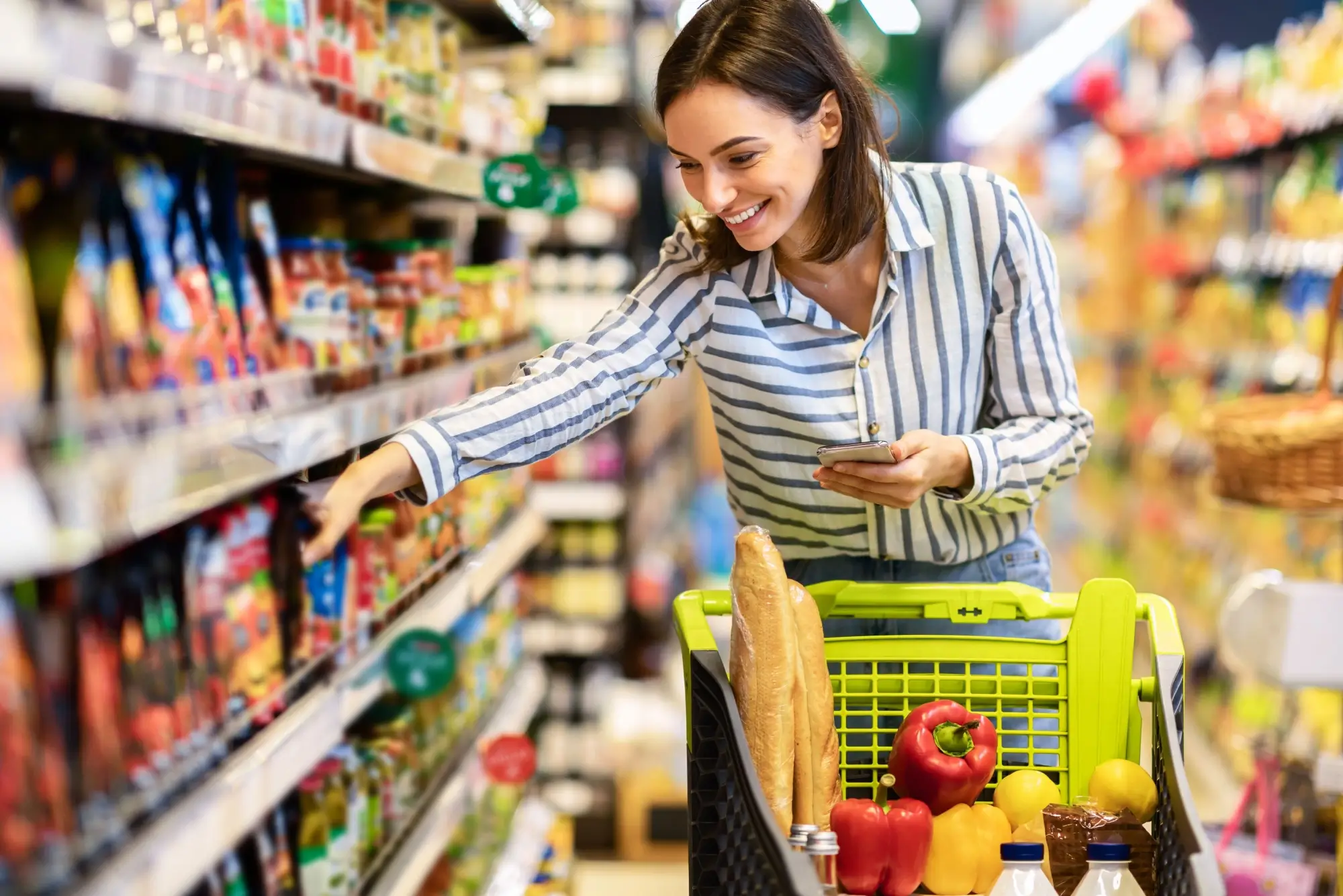Žena nakupuje v supermarketu
