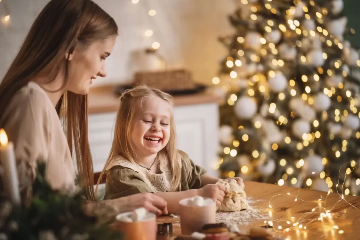 Matka s dcerou pečou o vánocích cukroví