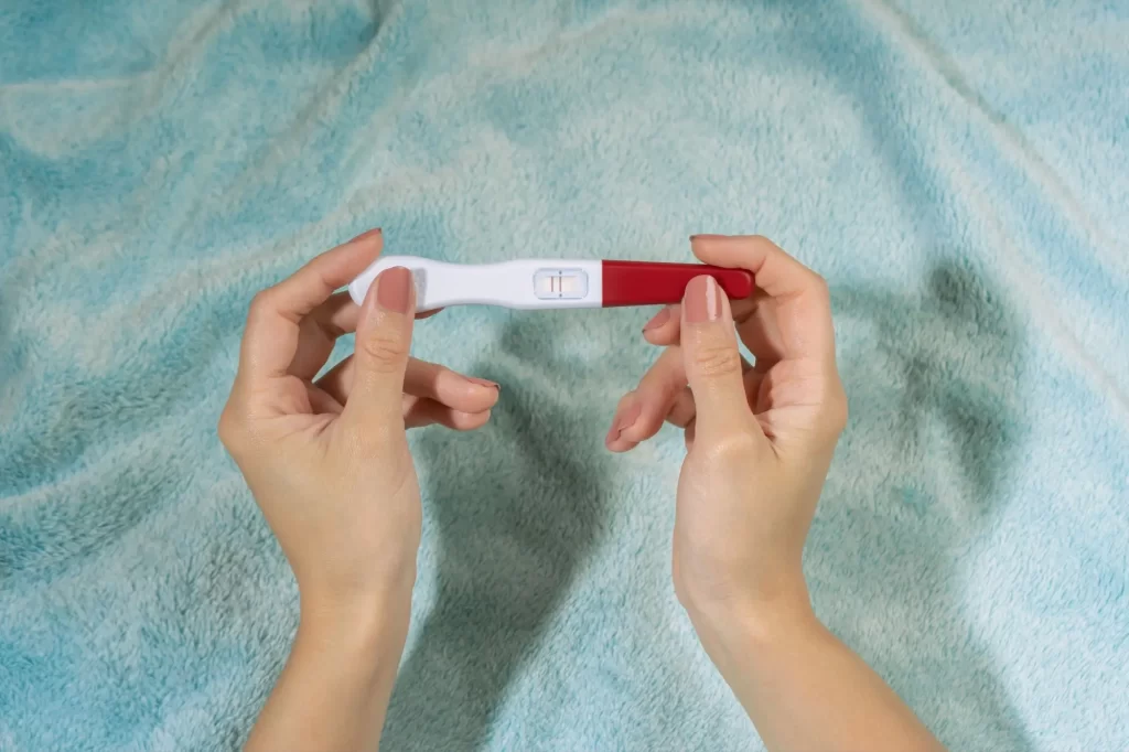 Blíží se velké životní změny - Techsvět žena drží pozitivní těhotenský test