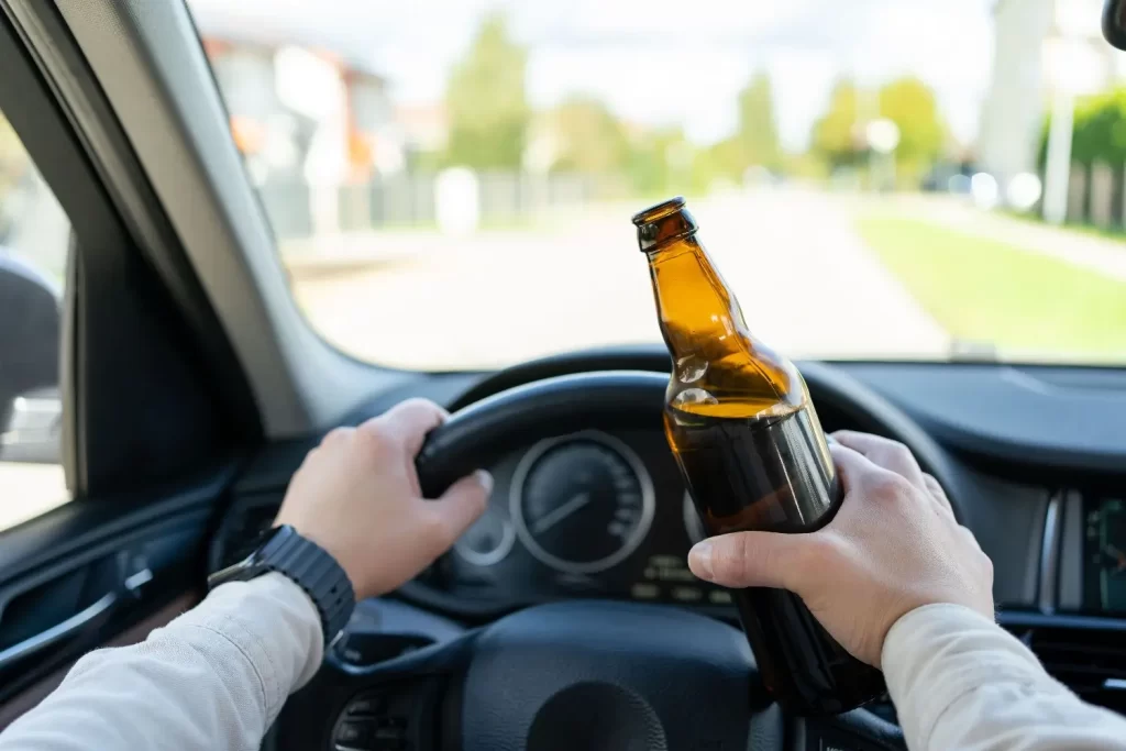 Shutterstock_2495818459 - Techsvět Muž pije alkohol za volantem