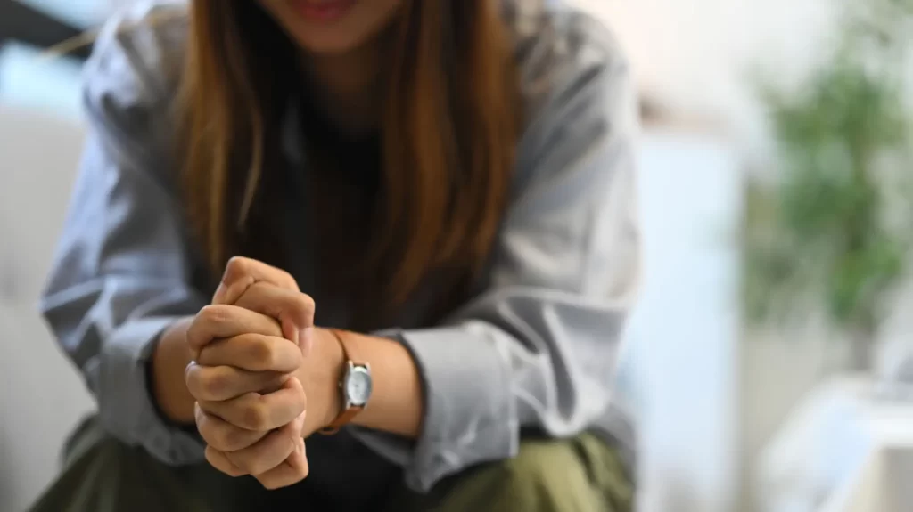 Psychicky jste na tom nebyli zrovna dobře - Techsvět smutná žena zamyšleně sedí