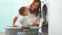 Žena s dítětem u pračky