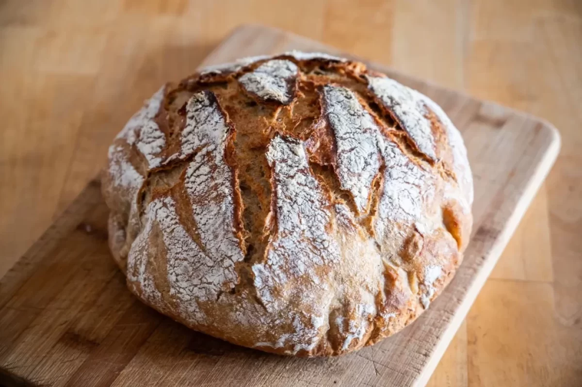 Čerstvý chleba na dřevěné desce