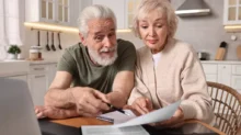 Dva senioři kontrolují své účty