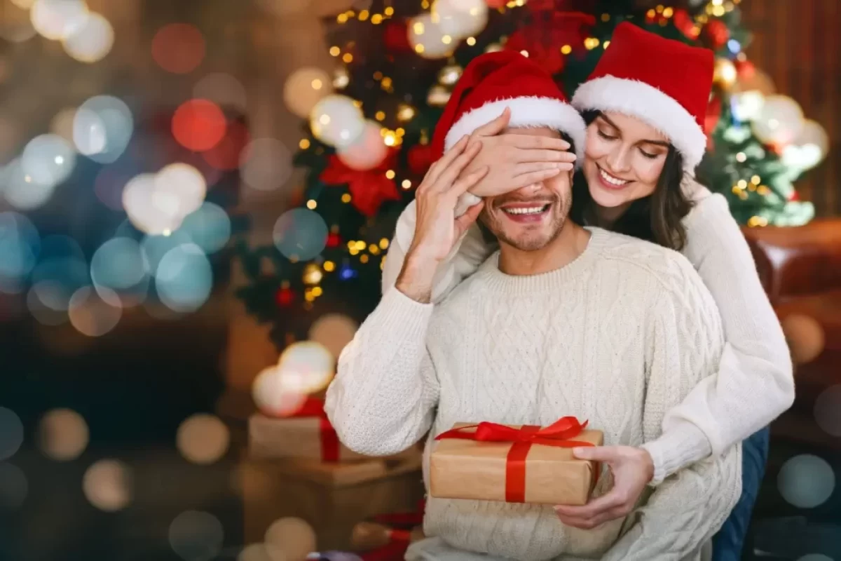Žena překvapuje muže vánočním dárkem