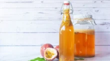 kombucha na bílém pozadí
