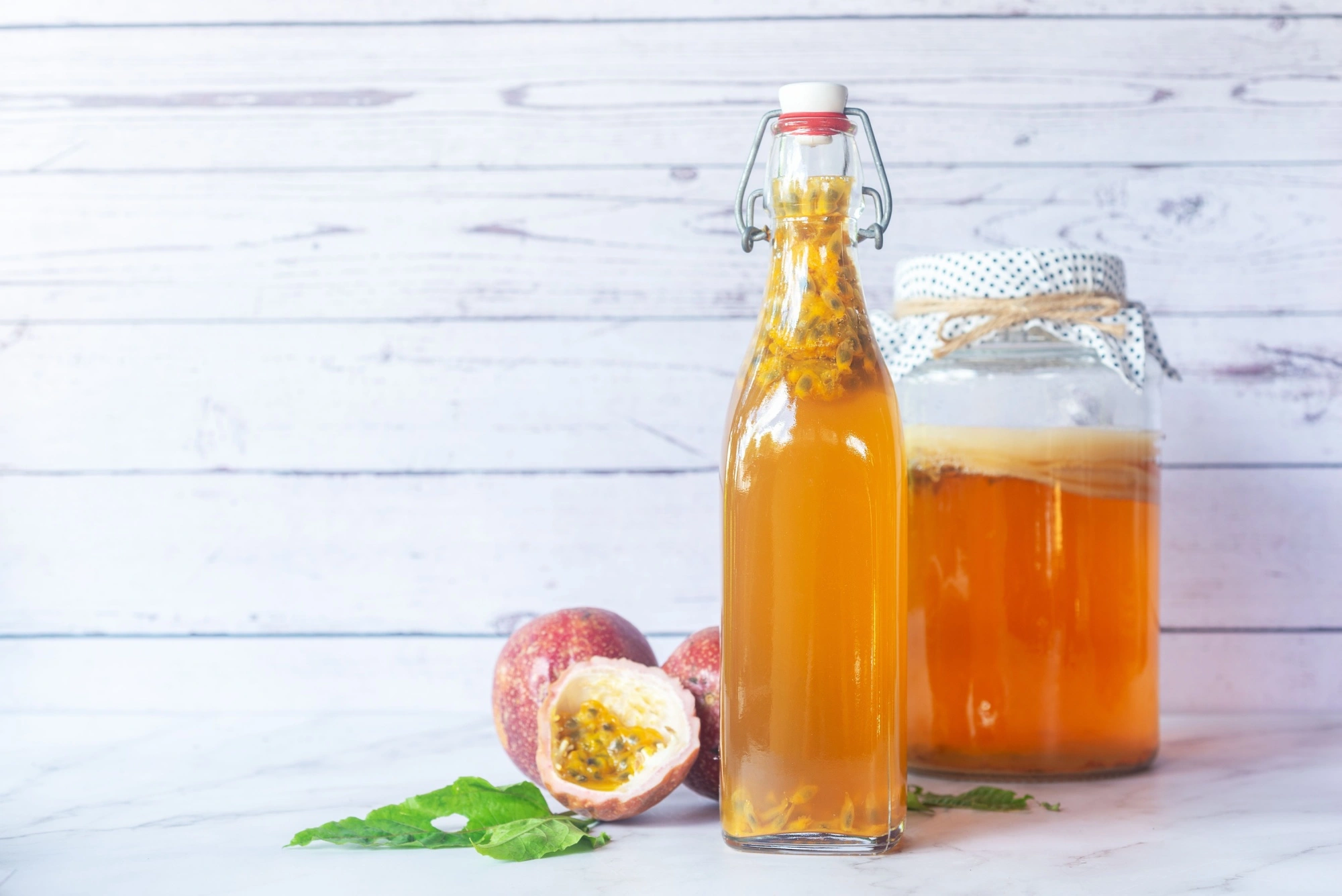 kombucha na bílém pozadí