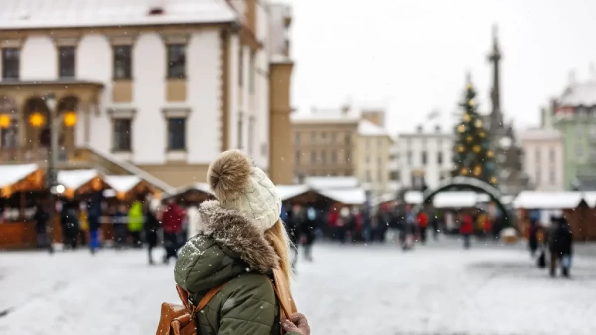 Žena se rozhlíží na českých vánočních trzích