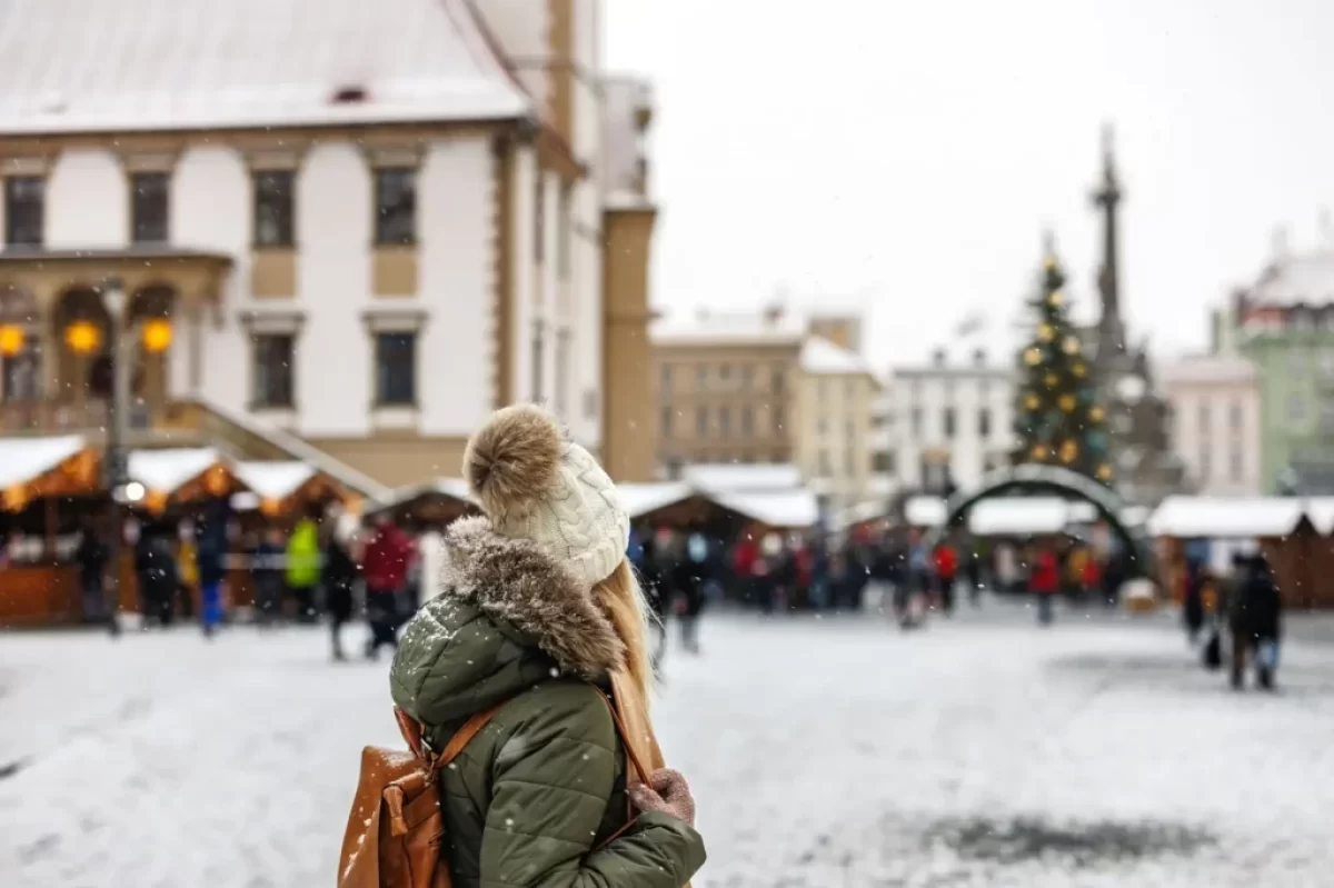 Žena se rozhlíží na českých vánočních trzích