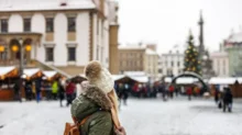 Žena se rozhlíží na českých vánočních trzích