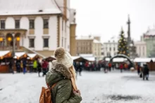 Žena se rozhlíží na českých vánočních trzích