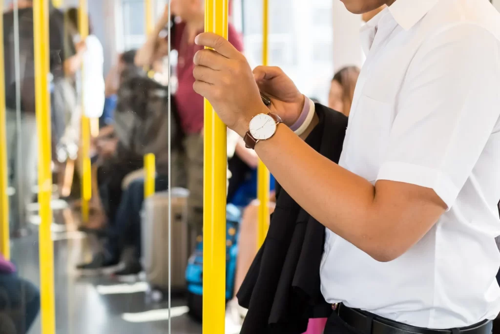 Shutterstock_556283434 - Techsvět Muž se drží držátka v autobuse
