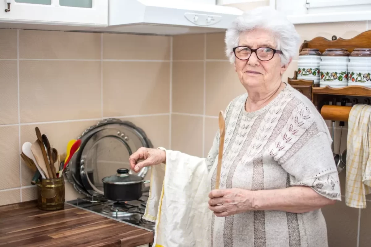 Starší žena vaří