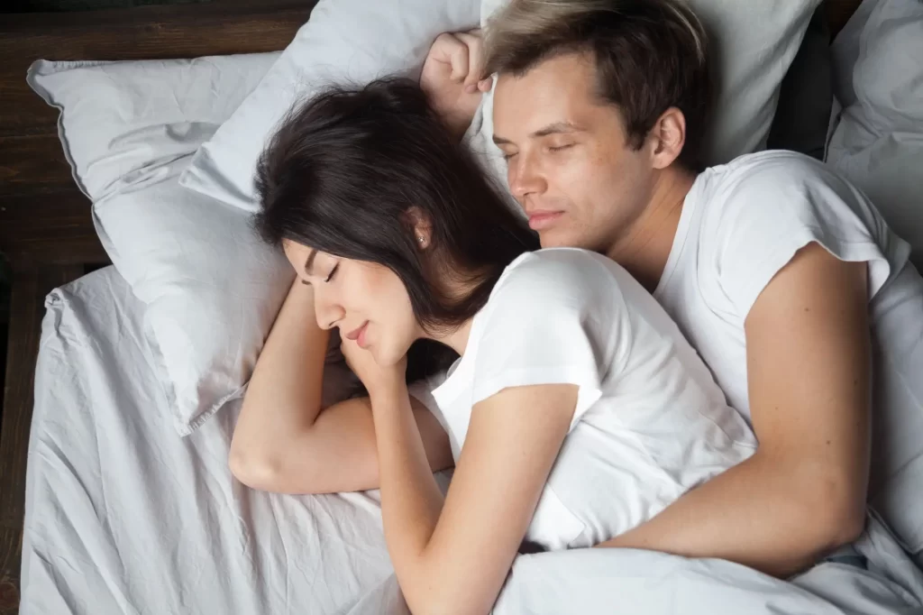 S příchodem nové lásky pocítíte znovu tu spalující touhu - Techsvět šťastný pár se mazlí na pokoji