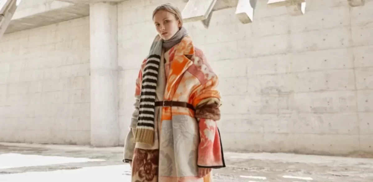 žena v oversized vrstveném oblečení se šálou