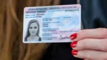 Žena držící občanský průkaz