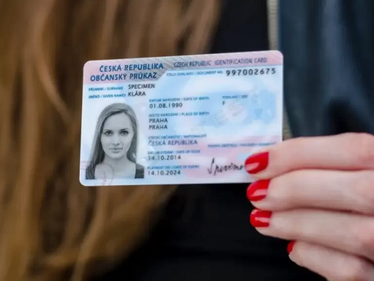 Žena držící občanský průkaz