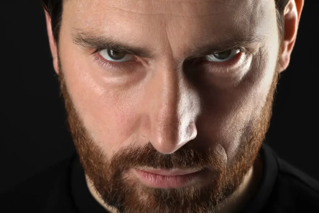 Tito muži jdou přes mrtvoly - Techsvět zlý muž rozzuřeně zírá