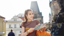 Česká turistka s mapou na cestách