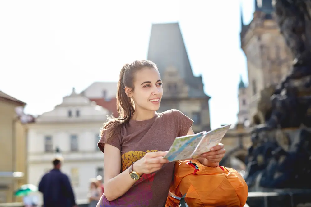 Česká turistka s mapou na cestách