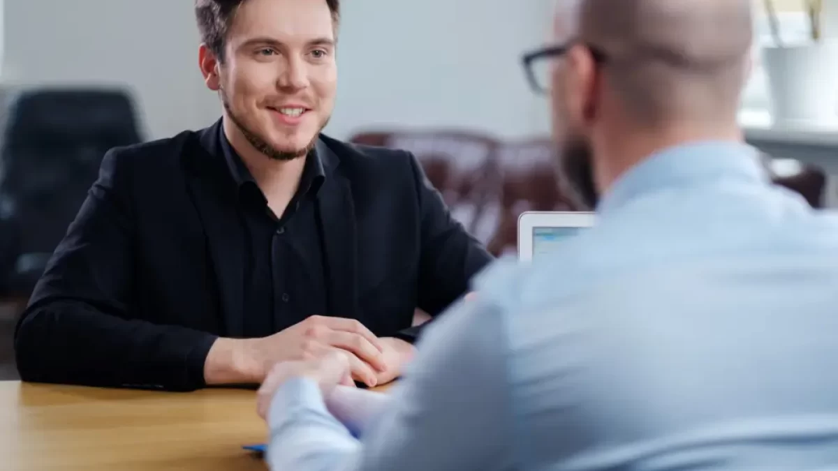 Dva muži na pracovním pohovoru