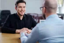 Dva muži na pracovním pohovoru