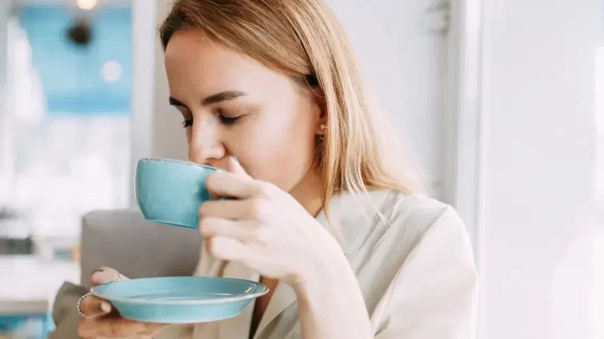 žena pije kávu