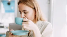 žena pije kávu