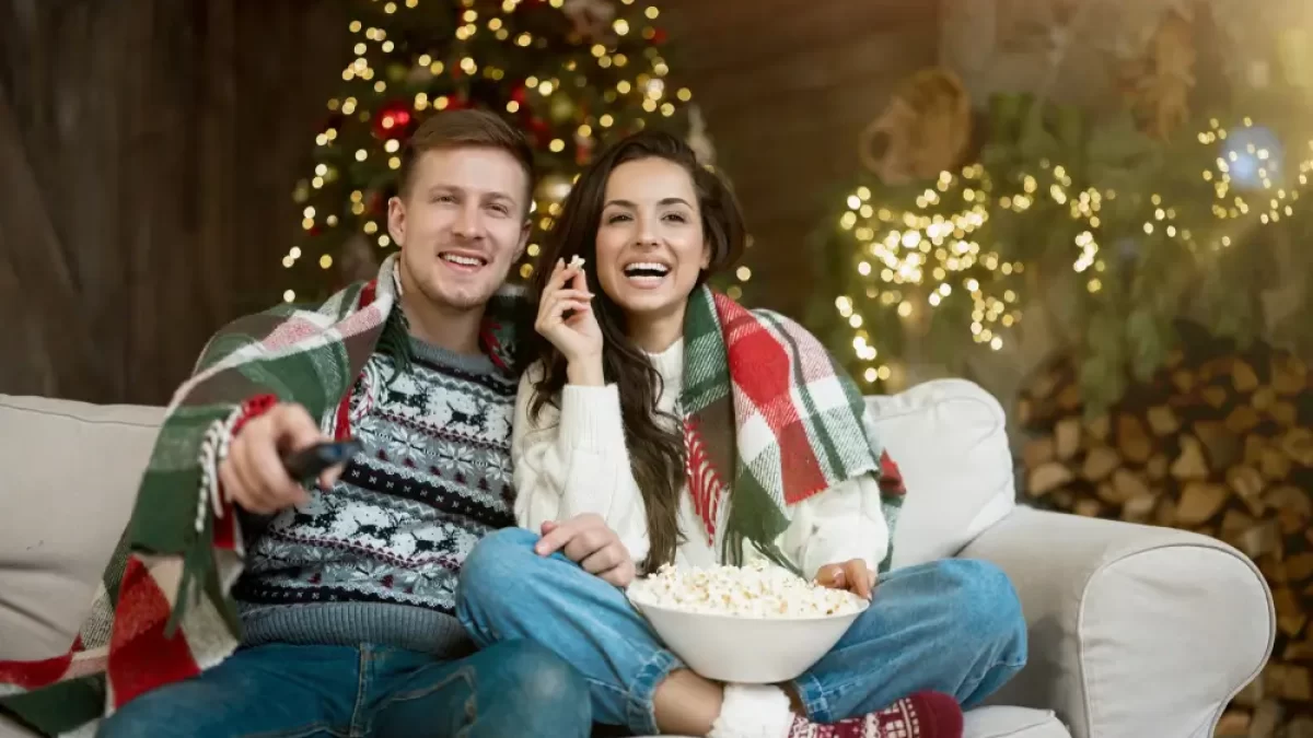 Pár se dívá na televizi o Vánocích