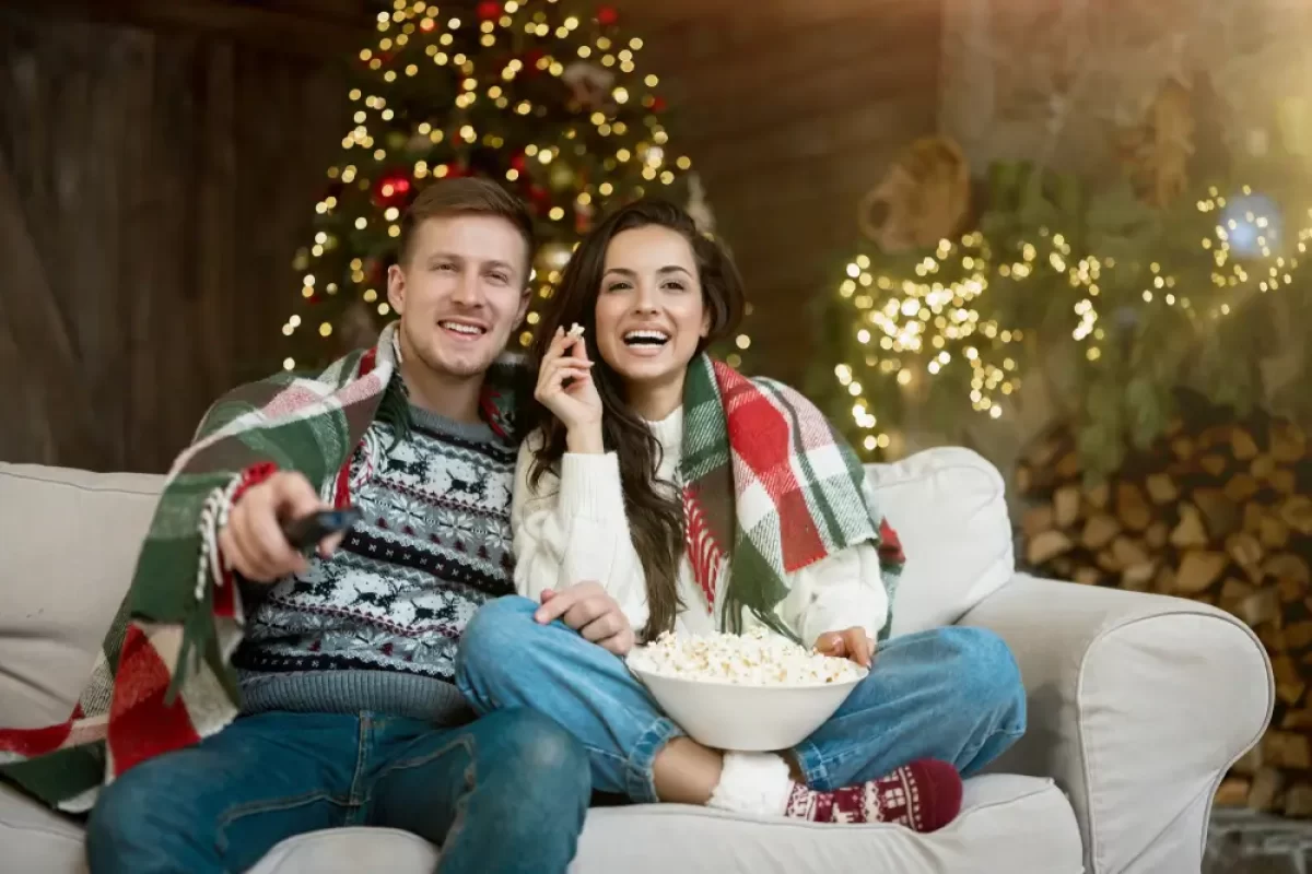Pár se dívá na televizi o Vánocích