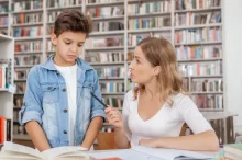 Matka řeší se synem poznámky v žákovské knížce