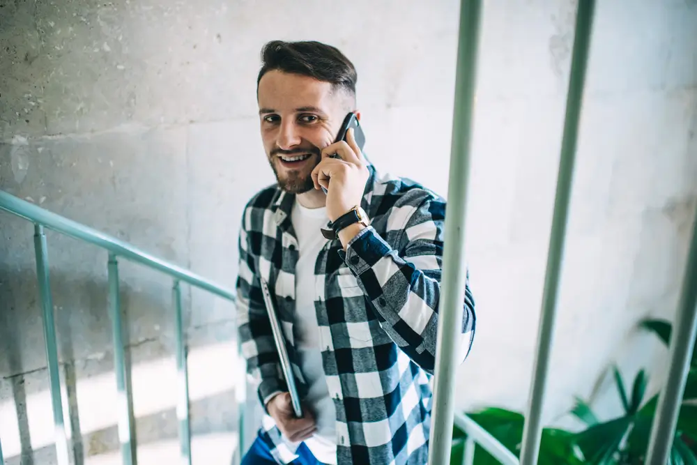 shutterstock_1680204415 - Techsvět muž telefonuje