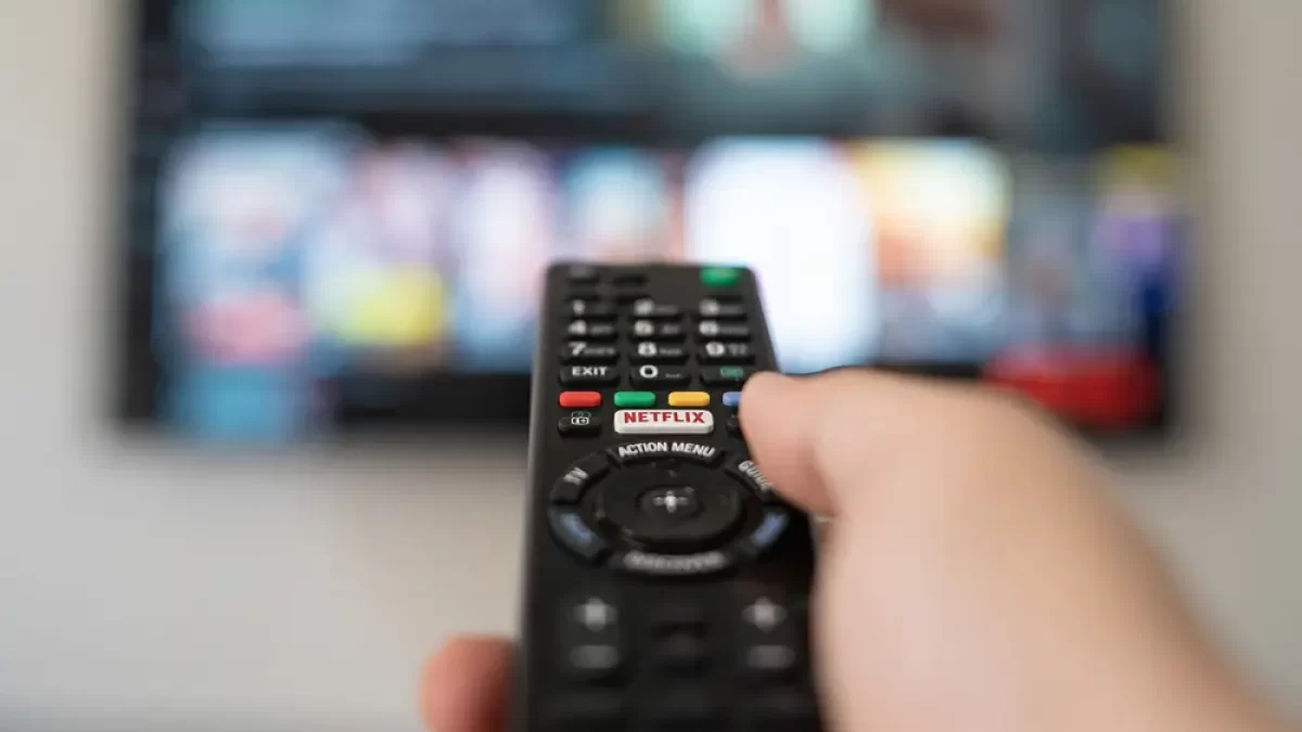 Člověk zapíná televizi