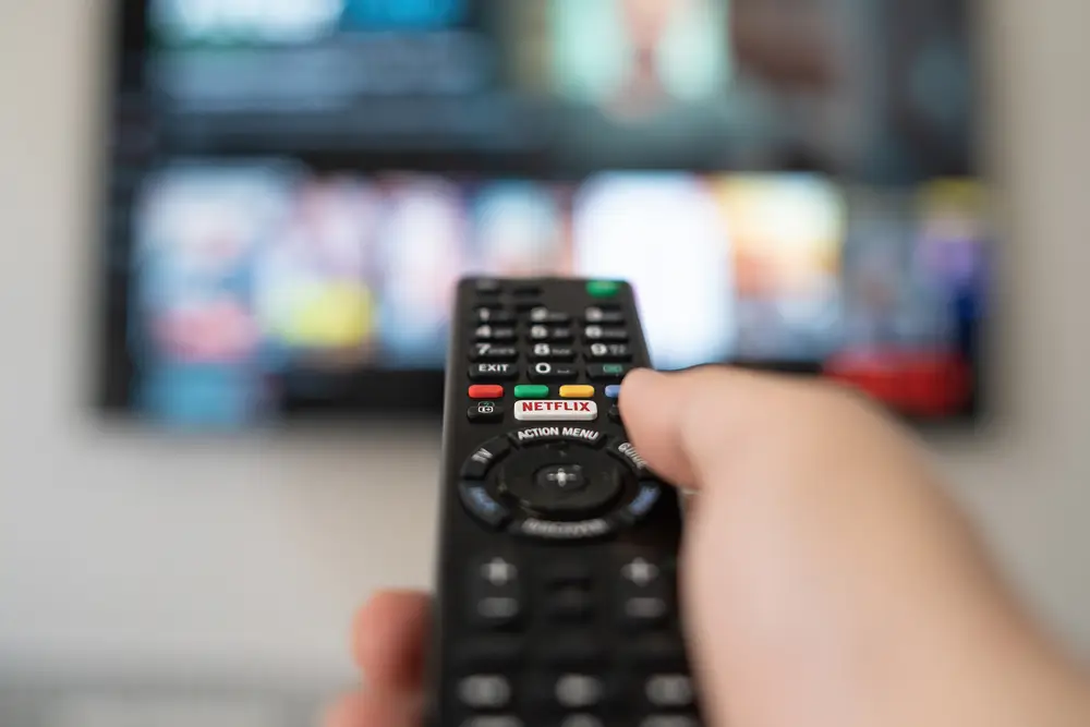 Člověk zapíná televizi