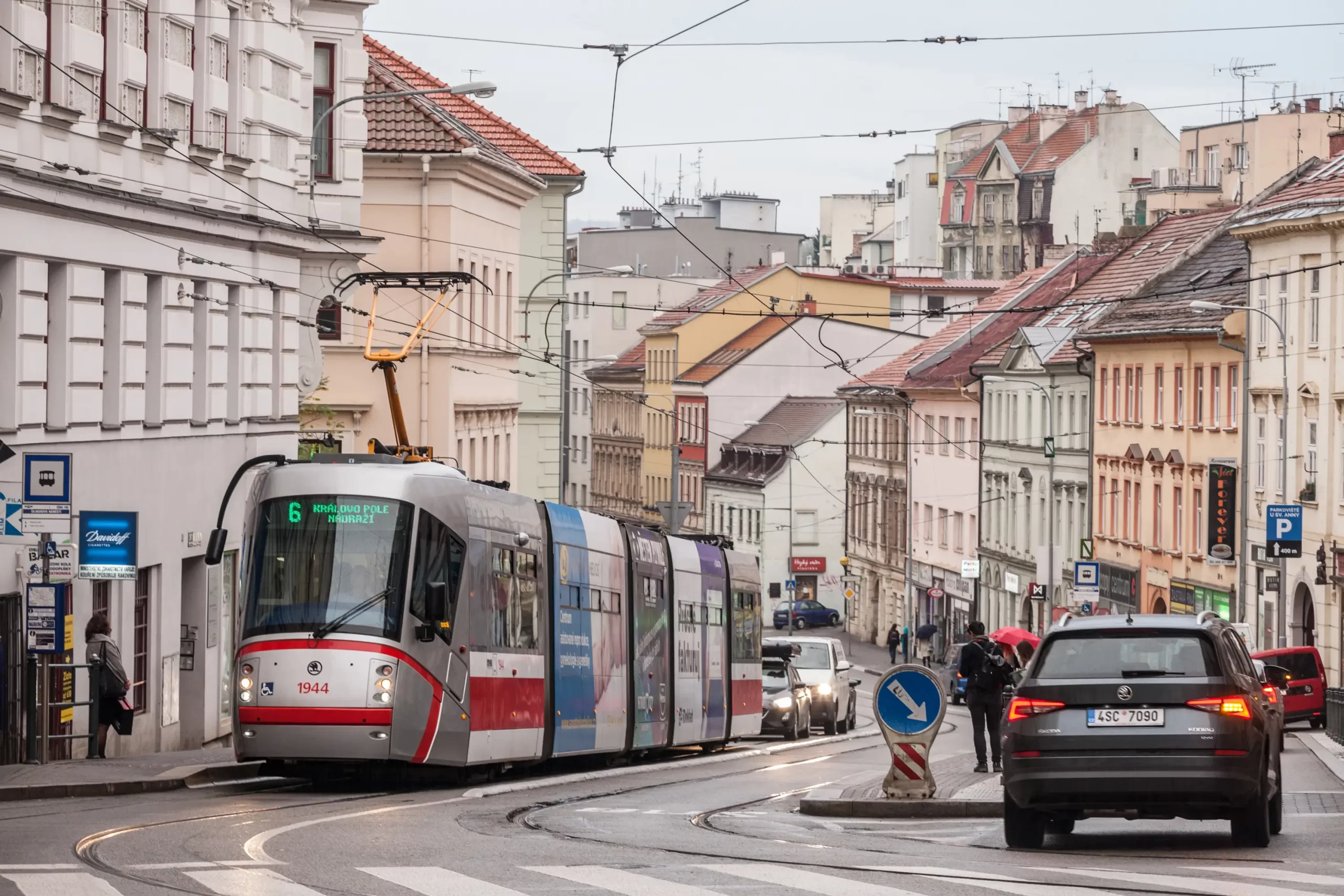 - Techsvět Tramvaj, která jede v ulici.