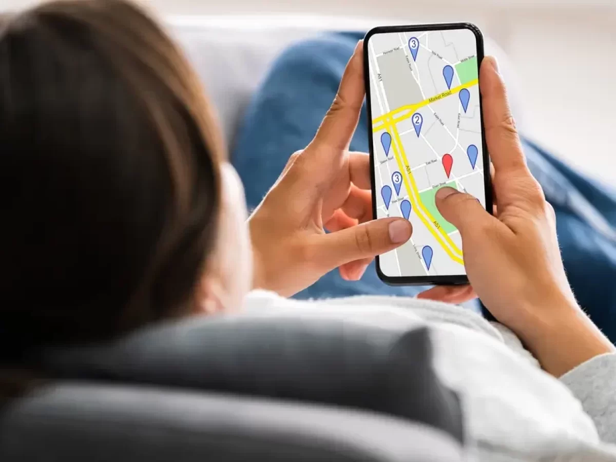 Žena sleduje smartphone